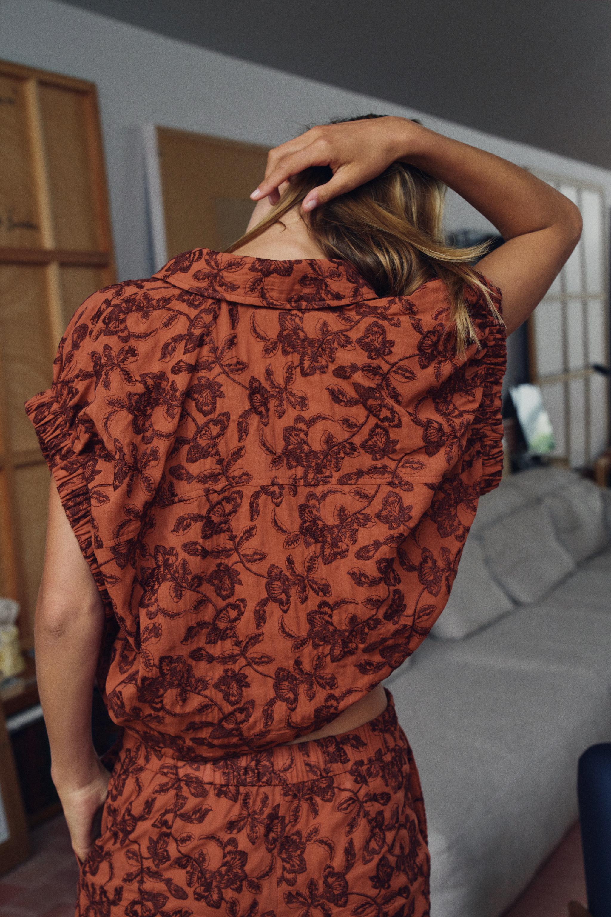 EMBROIDERED ELASTICIZED TOP